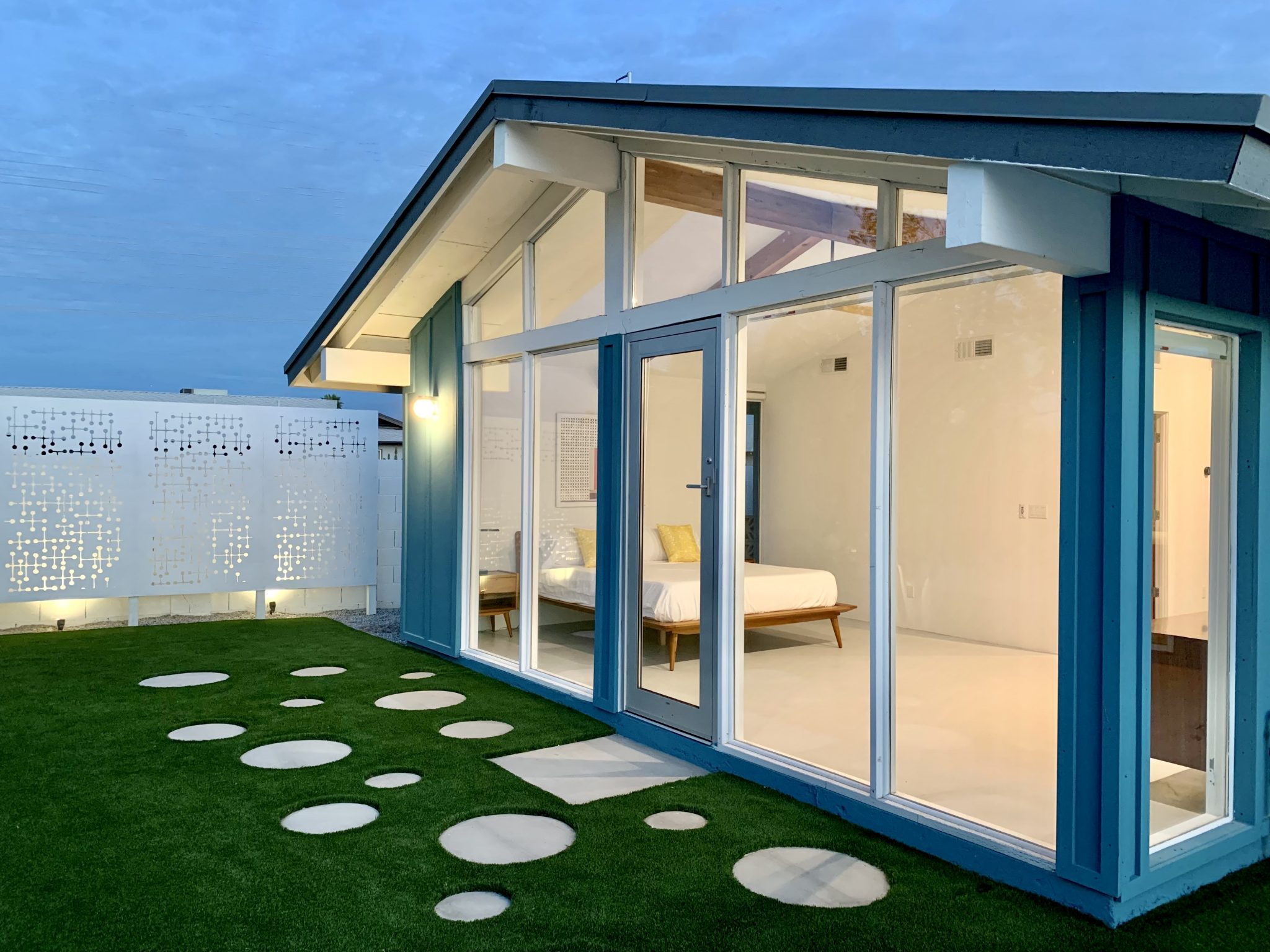 Mid-Modern-Home-at-night