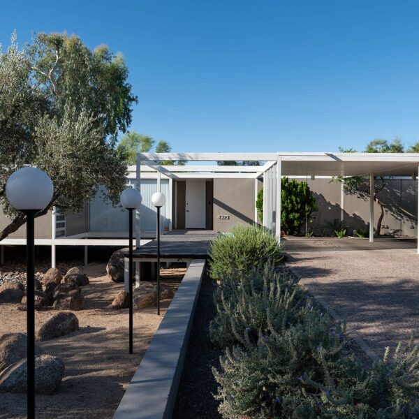 Al Beadle modernist home in Phoenix with strong geometric lines, deep shade, and desert modern architecture.