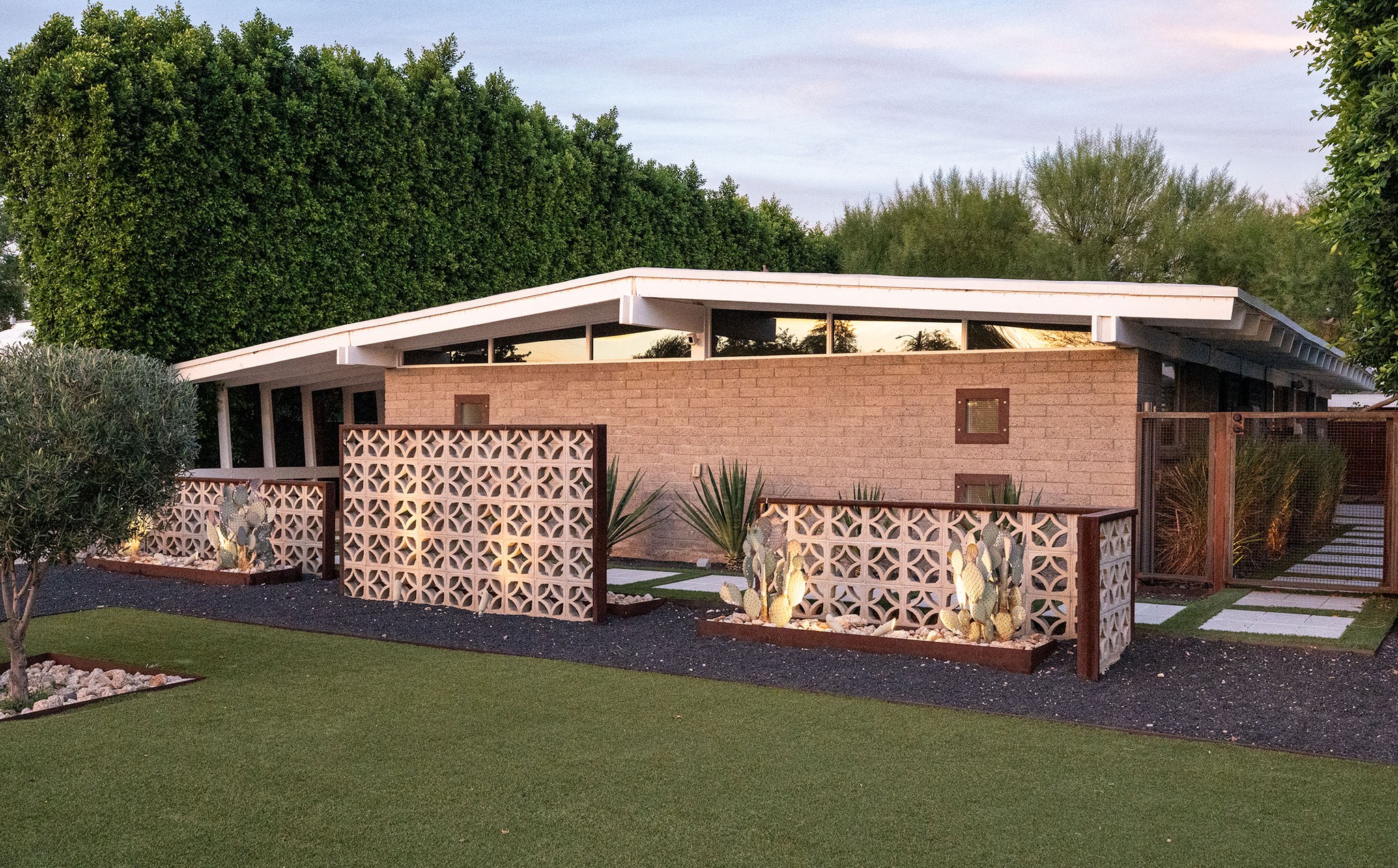 You can spot a Ralph Haver home from half a block away.

Low-pitched roofs.

Clerestory windows.

Strong horizontal line
